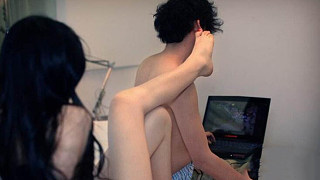【奇趣精选】男子沉迷VR游戏 看女友如何发泄