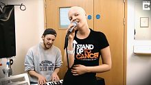 癌症患者在化疗当天放声歌唱，好治愈！