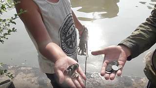 两小伙用强磁到十几个池塘打捞，半天的时间捞到了30多个硬币，可把小伙开心坏了