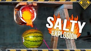 把100度的热浆盐倒进去西瓜里面会发生什么？