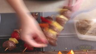 美食：如何在烤架上烹制美味的牛排串