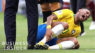 为什么足球运动员老是假摔？