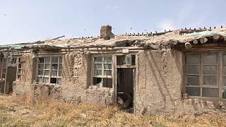 新农村搬迁留下十几家废弃老房子，发现了不少七八十年代的老古董