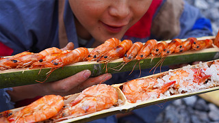 这才是大虾最过瘾的吃法，加粗盐放竹筒里一焗，好吃到虾壳都吃了