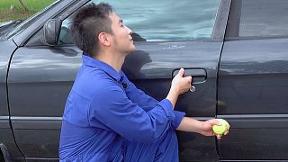谷阿莫Life 52：打开上锁车门方法千百种，但你有看过用网球就能打开的吗