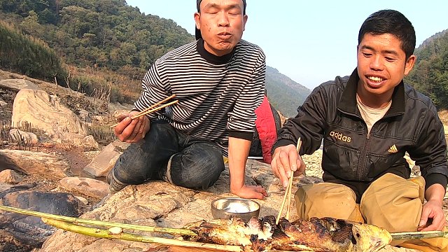 小梁河边搞野收获4斤大货，现抓现烤，一根竹棍就能烤出人间美味