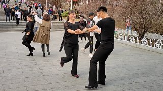 大妈跳起舞来就高兴！延边延吉公园广场交谊舞