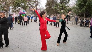 今天的交谊舞课在公园广场进行，好开心！ 延边延吉公园