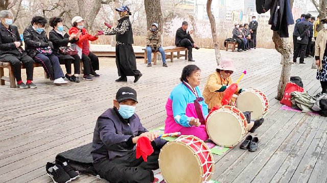 喜欢跳舞朝鲜族大家一起骑马舞 延边延吉公园