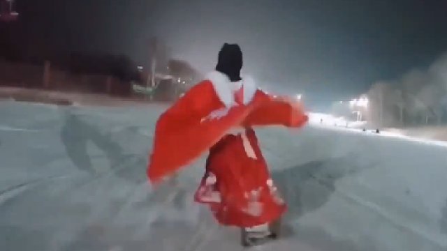 【汉服】小姐姐穿汉服滑雪，这是御剑飞行啊！