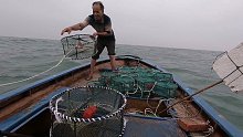 探海渔人跟阿爸出海下特大螃蟹笼，第二天发生让人极其愤怒的事情