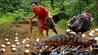 嫂子一个人森林里捉鸭、鲶鱼、摘蛋、鸭、做食物——烤鲶鱼